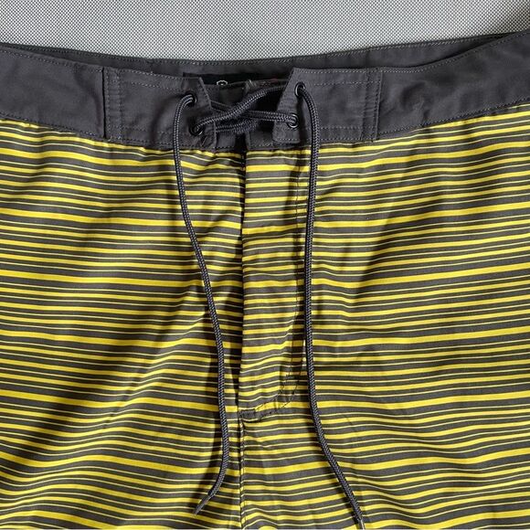 VICTORINOX Gray Yellow Striped Swim Board Shorts Men’s Size XL - Picture 3 of 12
